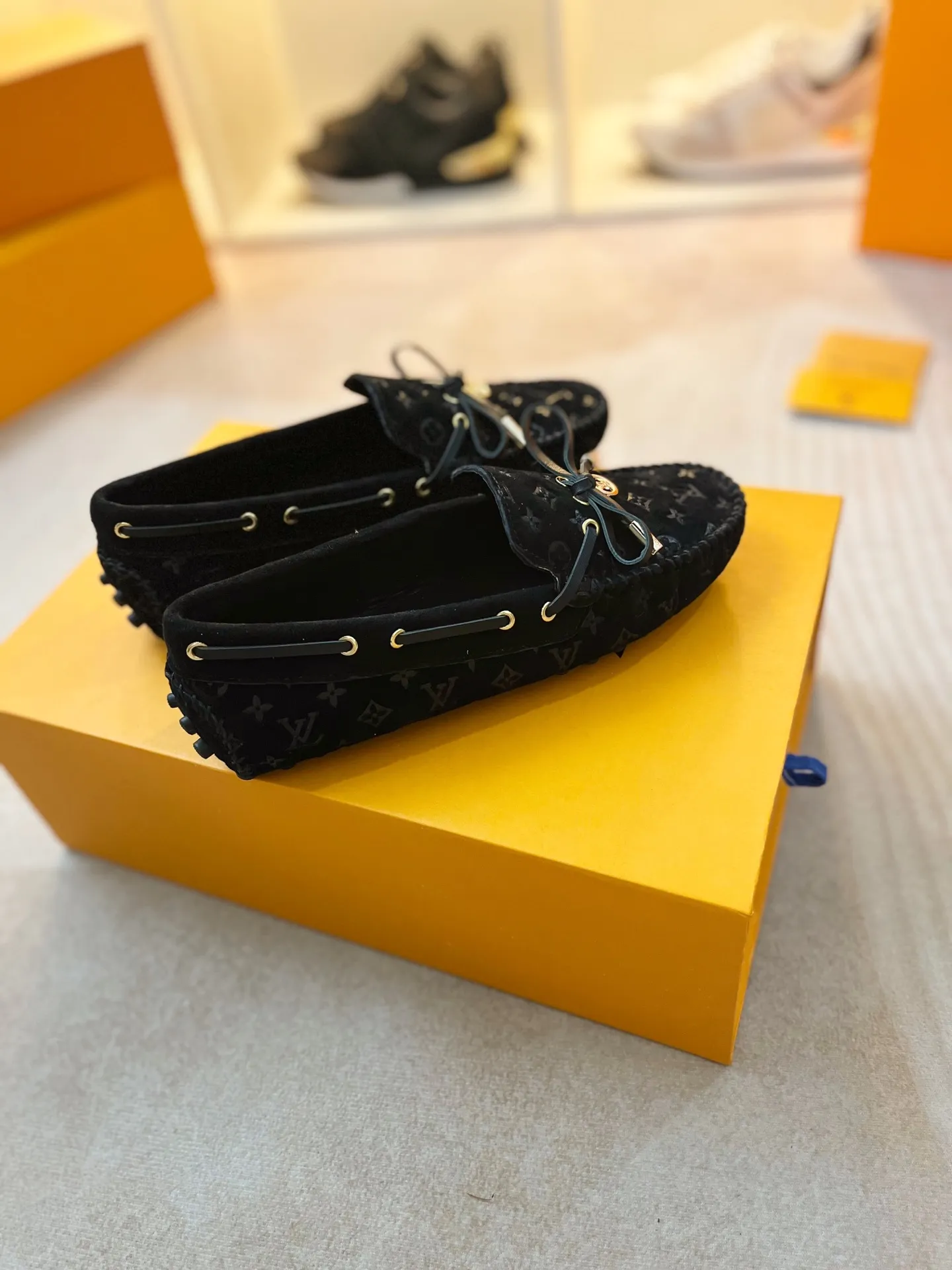 p460💰Couple model❤️🇫🇷 𝙇𝙤𝙪𝙞𝙨 𝙑𝙪𝙞𝙩𝙩𝙤𝙣 🇫🇷Louis Vuitton 2023 Classic𝓛𝓿 𝓣𝓻𝓪𝓲𝓷𝓮𝓻 Sports Series ➪➪➪¯ [Arizona Doudou Shoes Series] ▪️▪️▪️Arizona slip-on shoes are made of Monogram Eclipse canvas. Its hand-painted and dyed edges and hand-sewn uppers fully demonstrate Louis Vuitton's traditional shoemaking craftsmanship. This slip-on shoe is very lightweight. The integrated tongue and upper make it particularly comfortable and flexible. The soft outsole is equipped with rubber padding. Decorated with matching sash. Detailed features: ☑️Monogram Eclipse canvas ☑️Black Eclipse pattern ☑️Hand-painted shoe edges ☑️Hand-sewn uppers (each pair takes time to process) ☑️Integrated tongue and upper construction ☑️Outsole equipped with rubber lining ☑️size: 35_46